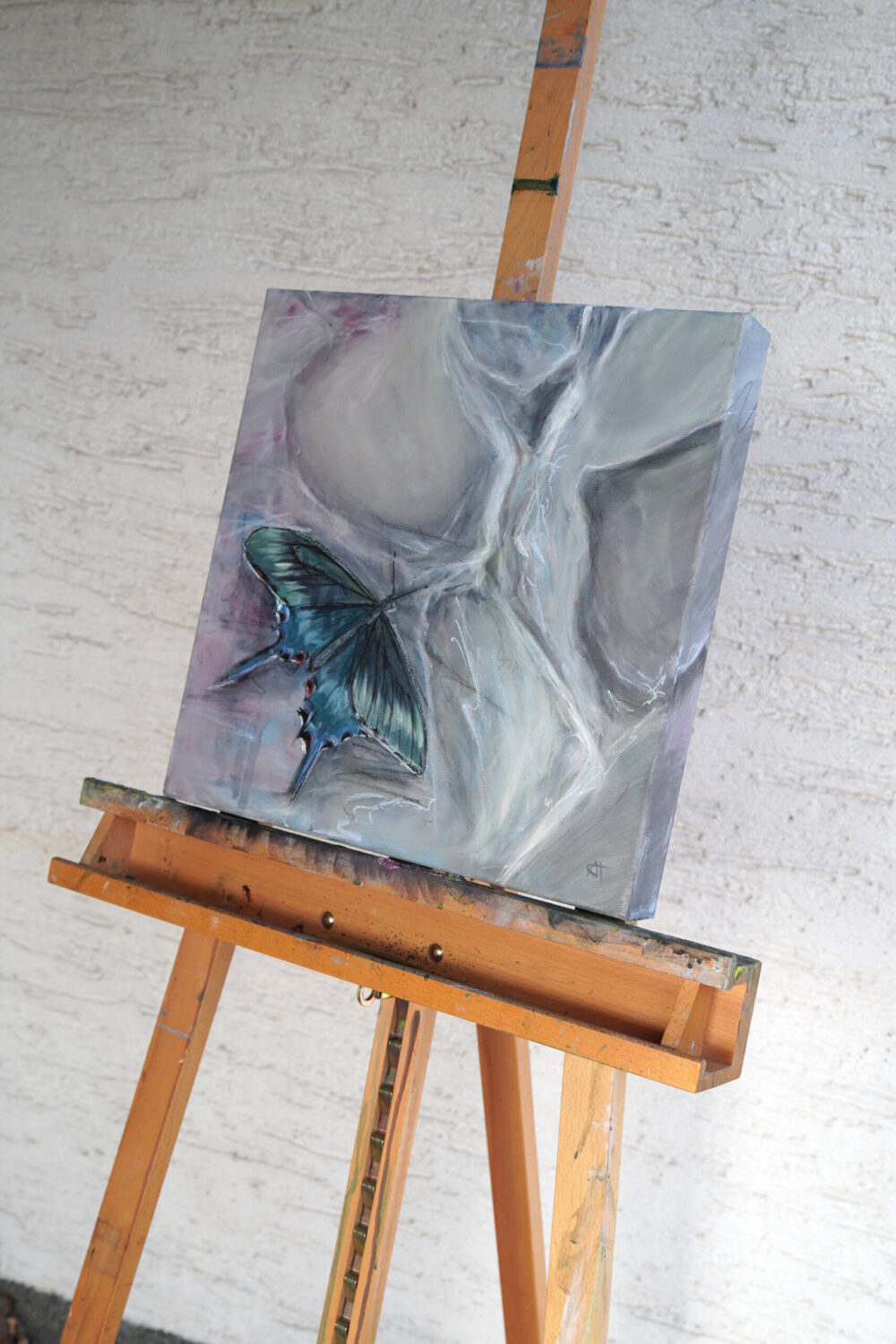 Ali Olio | Fine Art from the Alps | Kunst aus den Alpen | Stein Schmetterling blau grau weiß abstrakter Hintergrund Butterfly stone abstract background blue metallic white stone