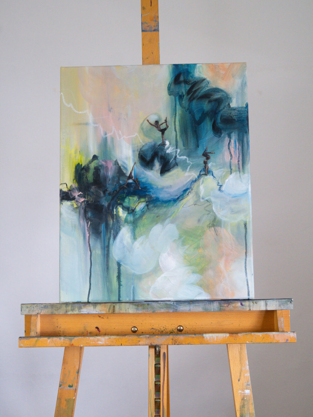 Abstract Yoga – Mixed Media Ölgemälde aus der ‚Active Abstract Series‘ von Ali Olio Art. Ein kraftvolles Werk, das die Balance und innere Ruhe der Yoga-Praxis in abstrakter Form widerspiegelt. Lebendige Farben und dynamische Pinselstriche symbolisieren die Bewegung und Energie, die Yoga mit sich bringt.