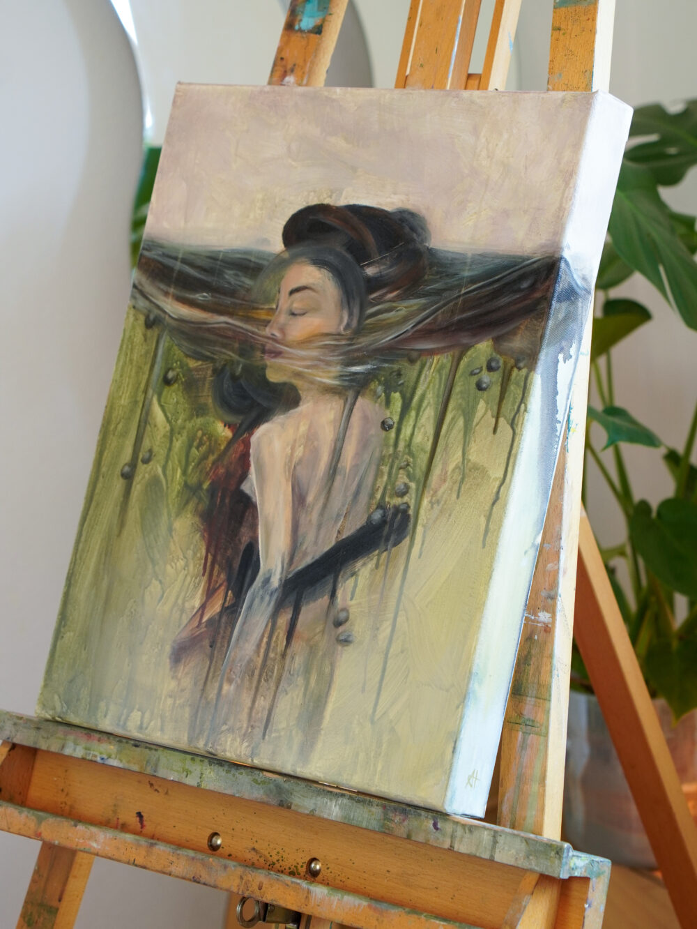 Gemälde einer Frau mit geschlossenen Augen, halb unter Wasser, symbolisiert das Ertrinken in Gedanken und das Loslassen im Fluss des Lebens. Alexandra Isabel Hörhager - aufstrebende österrreichische Künstlerin | Ali Olio - Emerging Austrian Artist | Kunst aus Tirol | Fine Art from the Alps