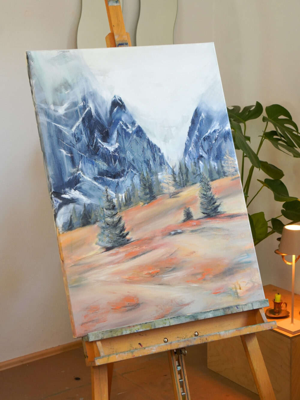 März / March ist Teil der 12 Months Series - eine Landschaft im März, noch verschneite Berggipfel und darunter bereits Frühlingserwachen. Das Kunstwerk hat die Farben blau, orange, weiß, grau, grün. Mixed Media Ölmgemälde von Alexandra Isabel Hörhager - aufstrebende österreichische Künstlerin. Original Art from Ali Olio - an emerging austrian artist | Fine Art from the Alps
