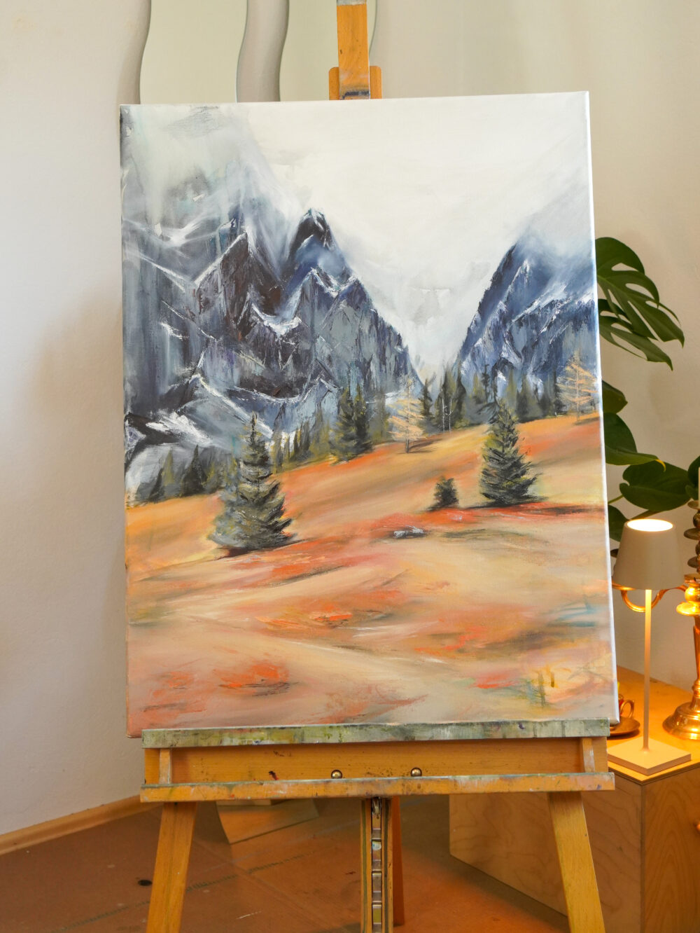 März / March ist Teil der 12 Months Series - eine Landschaft im März, noch verschneite Berggipfel und darunter bereits Frühlingserwachen. Das Kunstwerk hat die Farben blau, orange, weiß, grau, grün. Mixed Media Ölmgemälde von Alexandra Isabel Hörhager - aufstrebende österreichische Künstlerin. Original Art from Ali Olio - an emerging austrian artist | Fine Art from the Alps