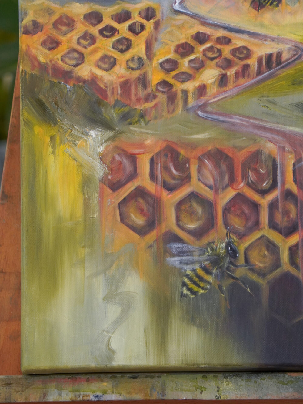 Gemälde mit Bienen und Waben, das die Verbindung zwischen innerer Welt und äußerer Realität symbolisiert. Surrealistische Landschaft mit Bienen und Waben, mit dem Fluss des Lebens. Originales Kunstwerk von Alexandra Isabel Hörhager - aufstrebende österreichische Künstlerin. Original Art from Ali Olio - an emerging austrian artist | Fine Art from the Alps