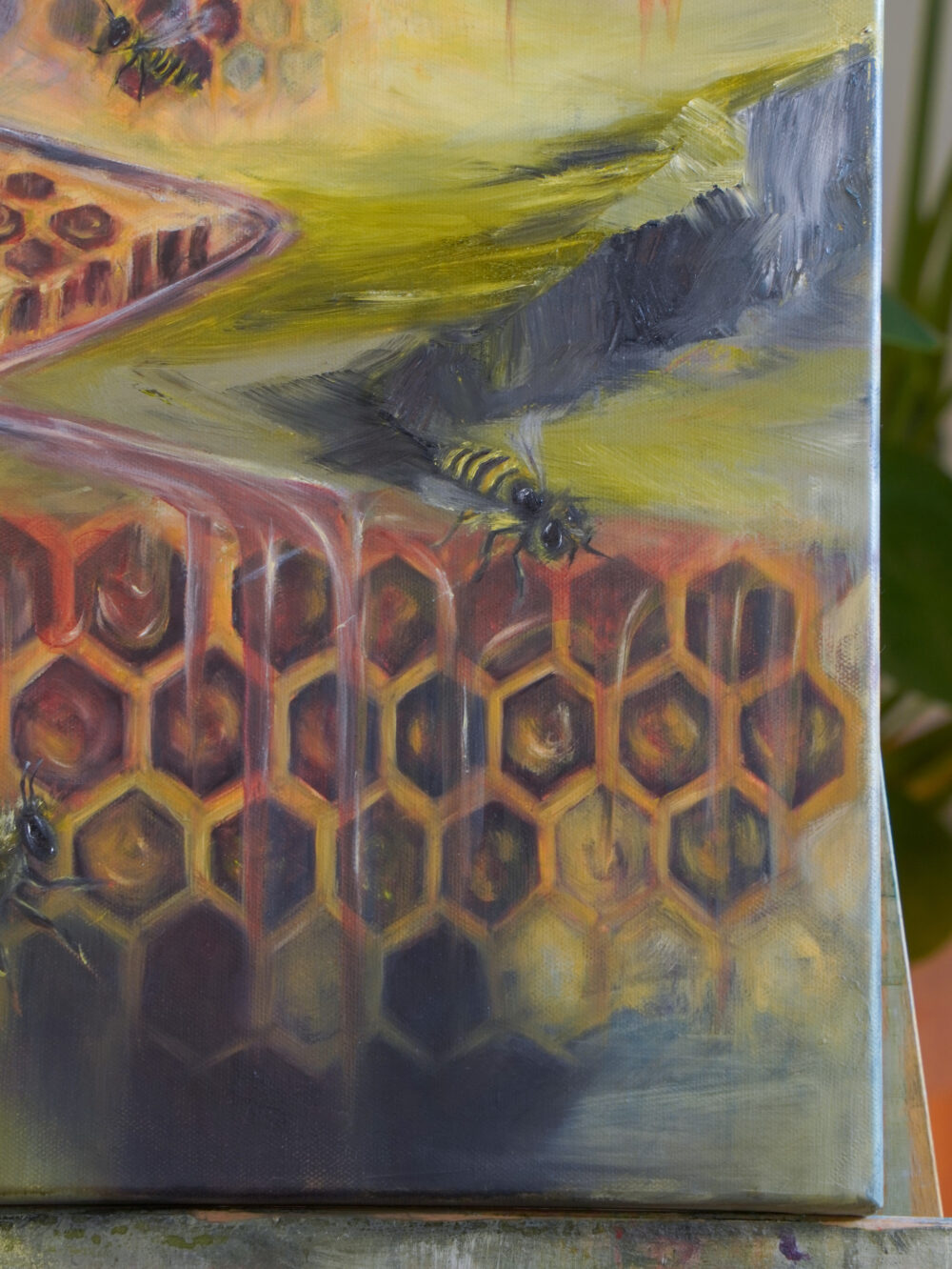 Gemälde mit Bienen und Waben, das die Verbindung zwischen innerer Welt und äußerer Realität symbolisiert. Surrealistische Landschaft mit Bienen und Waben, mit dem Fluss des Lebens. Originales Kunstwerk von Alexandra Isabel Hörhager - aufstrebende österreichische Künstlerin. Original Art from Ali Olio - an emerging austrian artist | Fine Art from the Alps