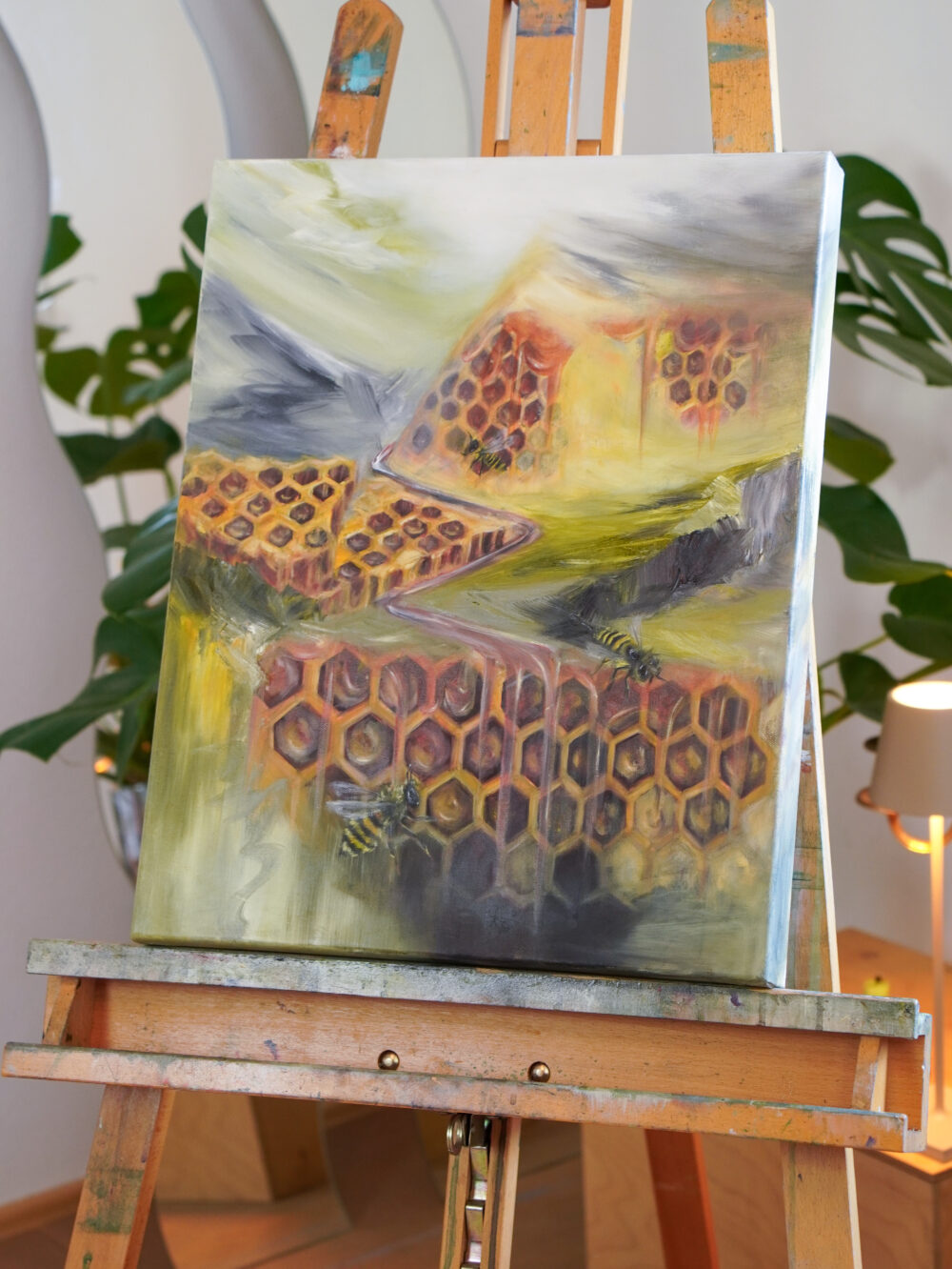 Gemälde mit Bienen und Waben, das die Verbindung zwischen innerer Welt und äußerer Realität symbolisiert. Surrealistische Landschaft mit Bienen und Waben, mit dem Fluss des Lebens. Originales Kunstwerk von Alexandra Isabel Hörhager - aufstrebende österreichische Künstlerin. Original Art from Ali Olio - an emerging austrian artist | Fine Art from the Alps